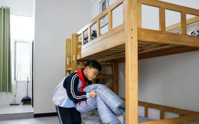 赤色血脉校园把山顶的革命留念亭转化为可感可触的德育讲堂 赤色血脉校园把山顶的革命留念亭转化为可感可触的德育讲堂