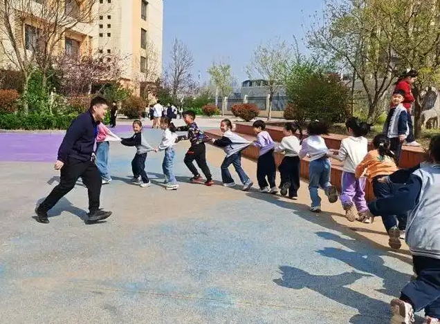 环节都显示着学校的育人用心互动都凝集着家校的共育